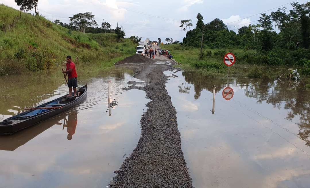 Com a BR-364 coberta pelas águas do Cajazeiras, municípios do Juruá e do Tarauacá/Envira estão isolados da Capital